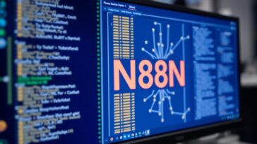 หน้าจอ N8N แสดงการเชื่อมต่อโหนดและเวิร์กโฟลว์ข้อมูล