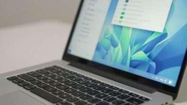 หน้าจอแล็ปท็อปแสดงผลกราฟิกดิจิทัลที่ซับซ้อน