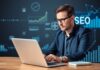 ผู้เชี่ยวชาญ SEO กำลังทำงานบนแล็ปท็อป