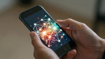 ภาพเครือข่ายดิจิทัลบนหน้าจอสมาร์ทโฟน